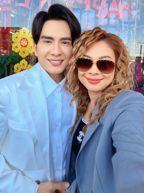 Phan Hiển nịnh vợ Khánh Thi hết lời, NSND Việt Anh đưa vợ kém 36 tuổi đi du lịch Phan Hiển nịnh vợ Khánh Thi hết lời, NSND Việt Anh đưa vợ kém 36 tuổi đi du lịch