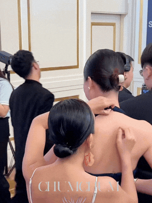 Phản xạ cực nhanh đã giúp MC Hoàng Oanh khỏi sự cố "nóng mặt" ngay giữa sự kiện Phản xạ cực nhanh đã giúp MC Hoàng Oanh khỏi sự cố "nóng mặt" ngay giữa sự kiện