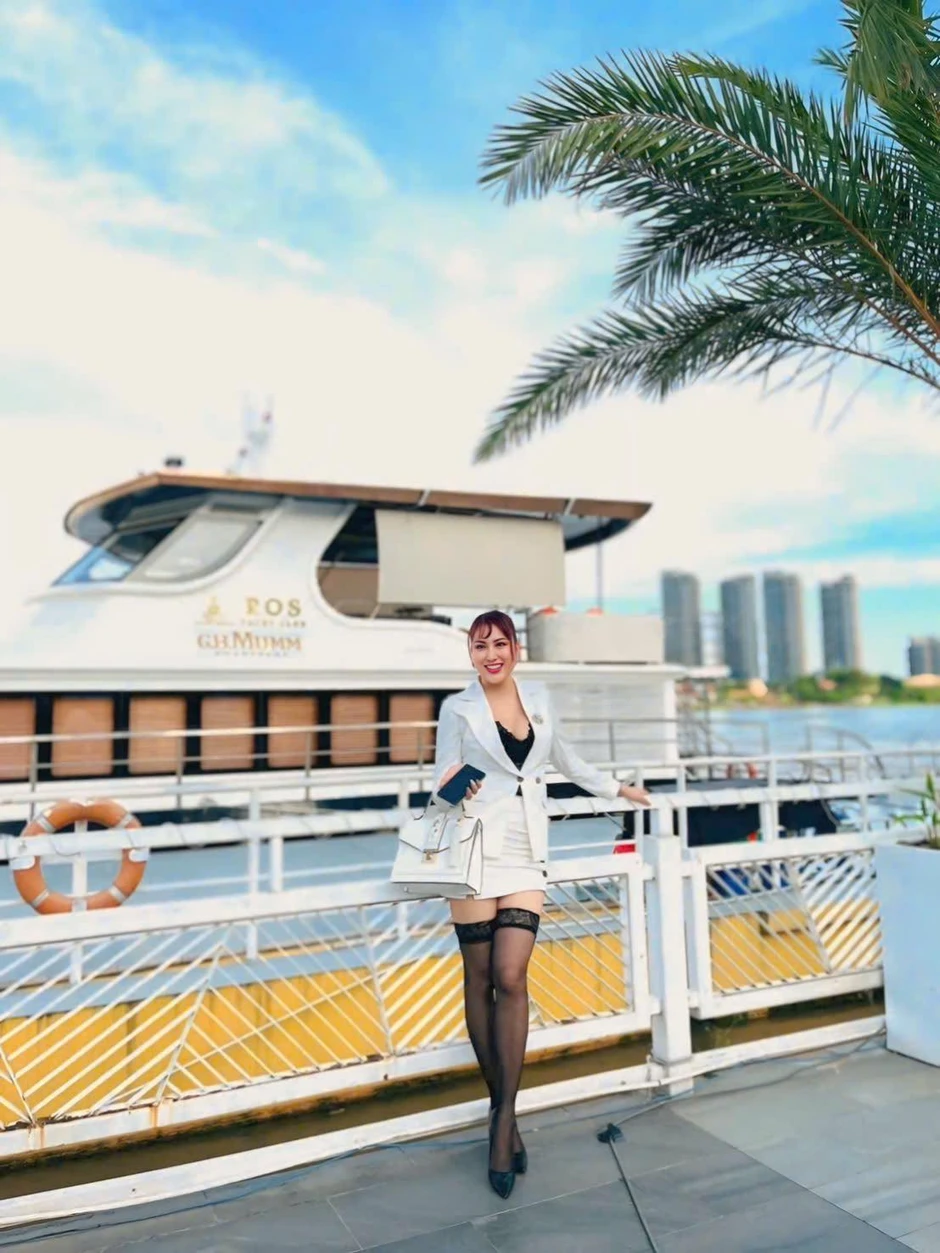Phi Thanh Vân được đại gia yêu say đắm: "Phụ nữ không cần quá cầu kỳ" Phi Thanh Vân được đại gia yêu say đắm: "Phụ nữ không cần quá cầu kỳ"
