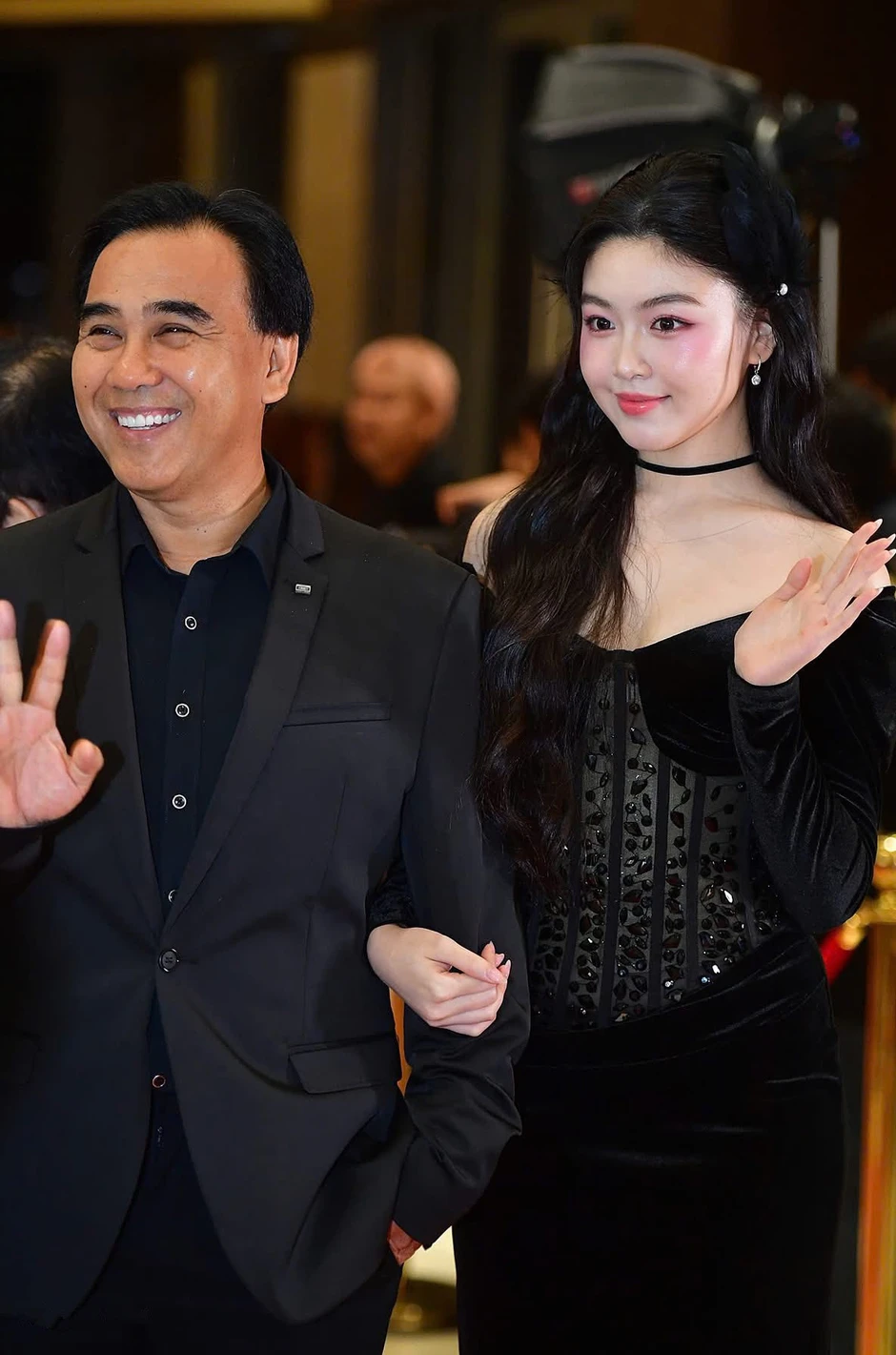 Phó giáo sư Tân Nhàn gợi cảm chơi đàn, ca sĩ Hòa Minzy ngày càng nhuận sắc Phó giáo sư Tân Nhàn gợi cảm chơi đàn, ca sĩ Hòa Minzy ngày càng nhuận sắc
