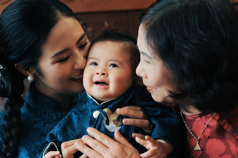 Phương Oanh lộ diện sau nhiều tháng im ắng, Văn Mai Hương sành điệu ngút ngàn Phương Oanh lộ diện sau nhiều tháng im ắng, Văn Mai Hương sành điệu ngút ngàn