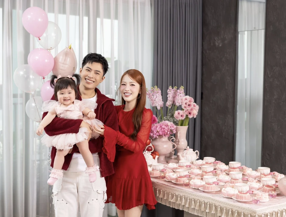 Puka và Gin Tuấn Kiệt lần đầu công khai cận dung mạo con gái Puka và Gin Tuấn Kiệt lần đầu công khai cận dung mạo con gái