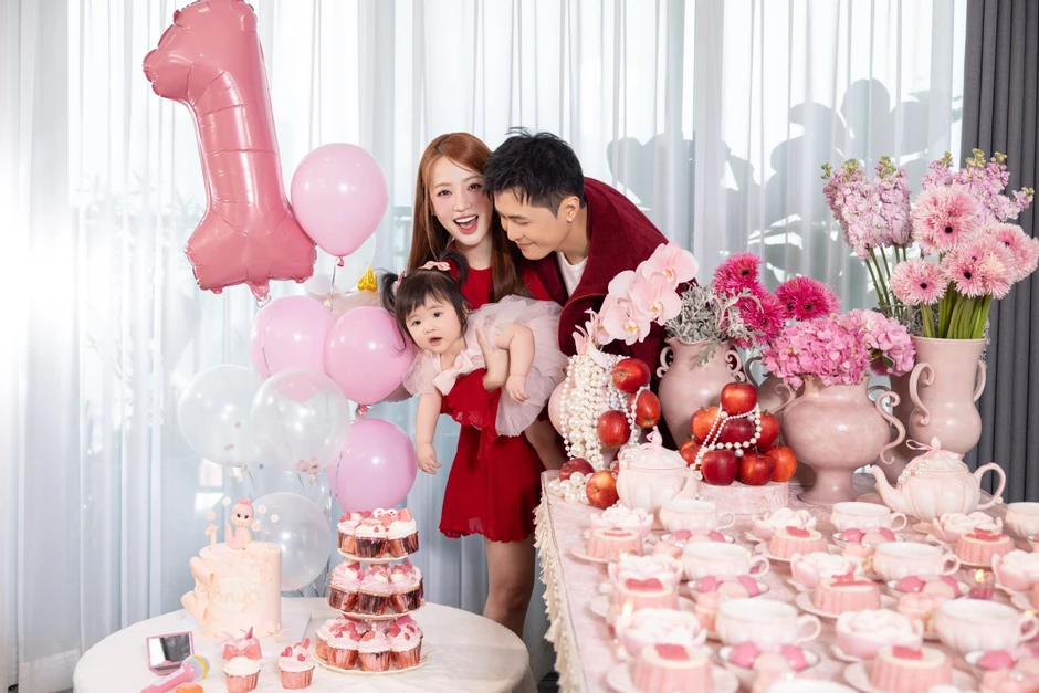 Puka và Gin Tuấn Kiệt lần đầu công khai cận dung mạo con gái Puka và Gin Tuấn Kiệt lần đầu công khai cận dung mạo con gái