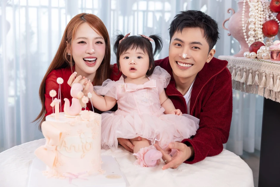 Puka và Gin Tuấn Kiệt lần đầu công khai cận dung mạo con gái Puka và Gin Tuấn Kiệt lần đầu công khai cận dung mạo con gái