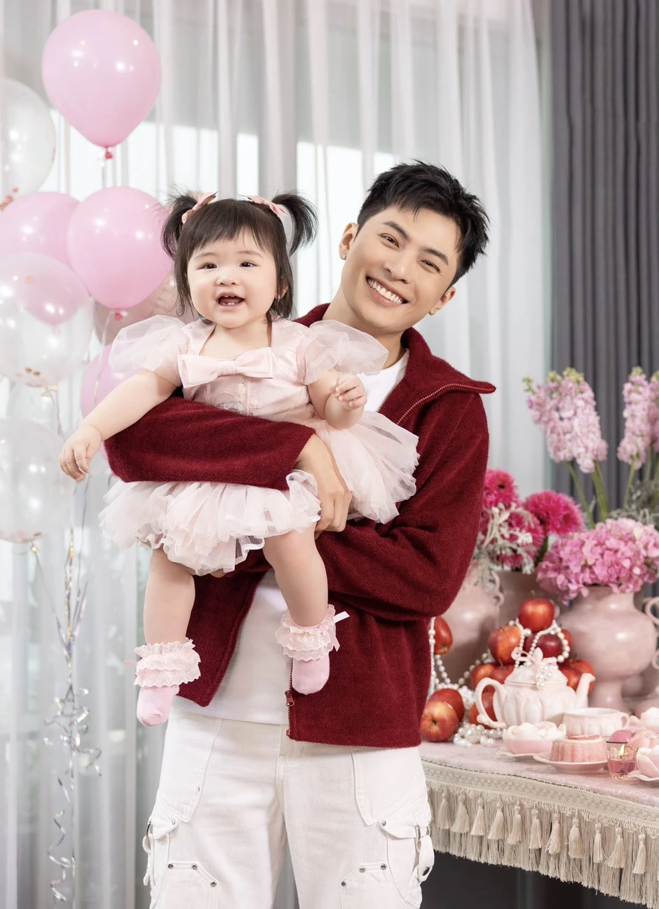 Puka và Gin Tuấn Kiệt lần đầu công khai cận dung mạo con gái Puka và Gin Tuấn Kiệt lần đầu công khai cận dung mạo con gái