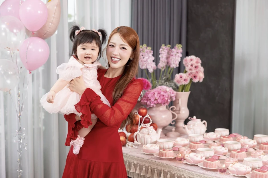 Puka và Gin Tuấn Kiệt lần đầu công khai cận dung mạo con gái Puka và Gin Tuấn Kiệt lần đầu công khai cận dung mạo con gái