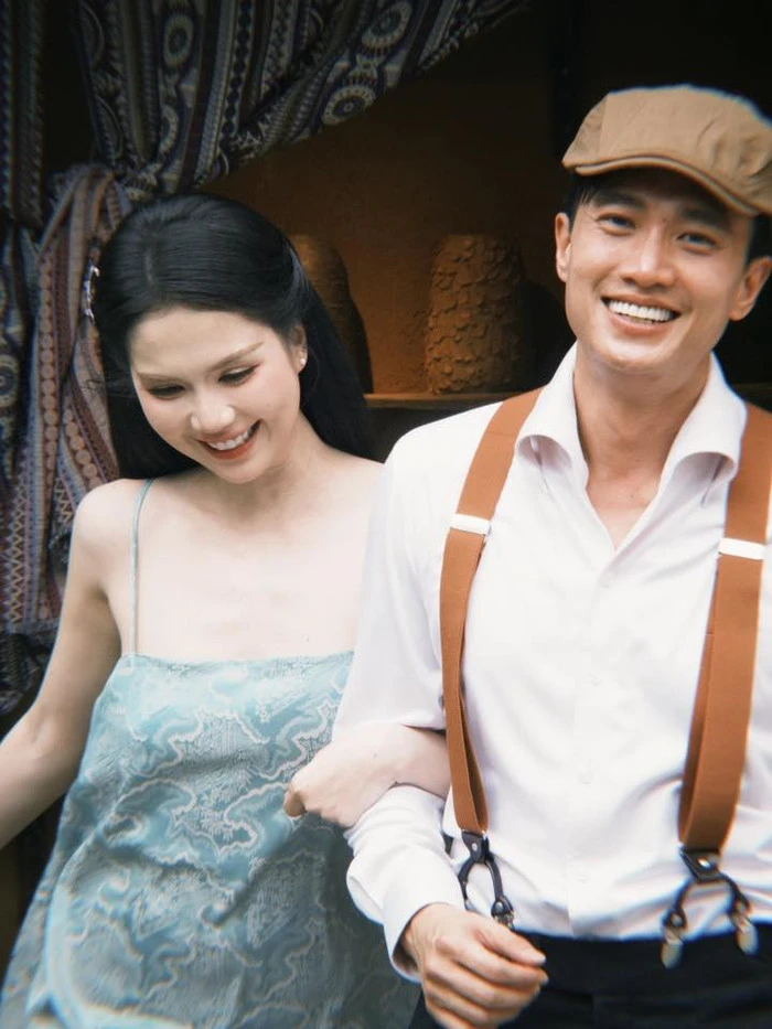 Quốc Trường tựa vai tình tứ bên Ngọc Trinh Quốc Trường tựa vai tình tứ bên Ngọc Trinh