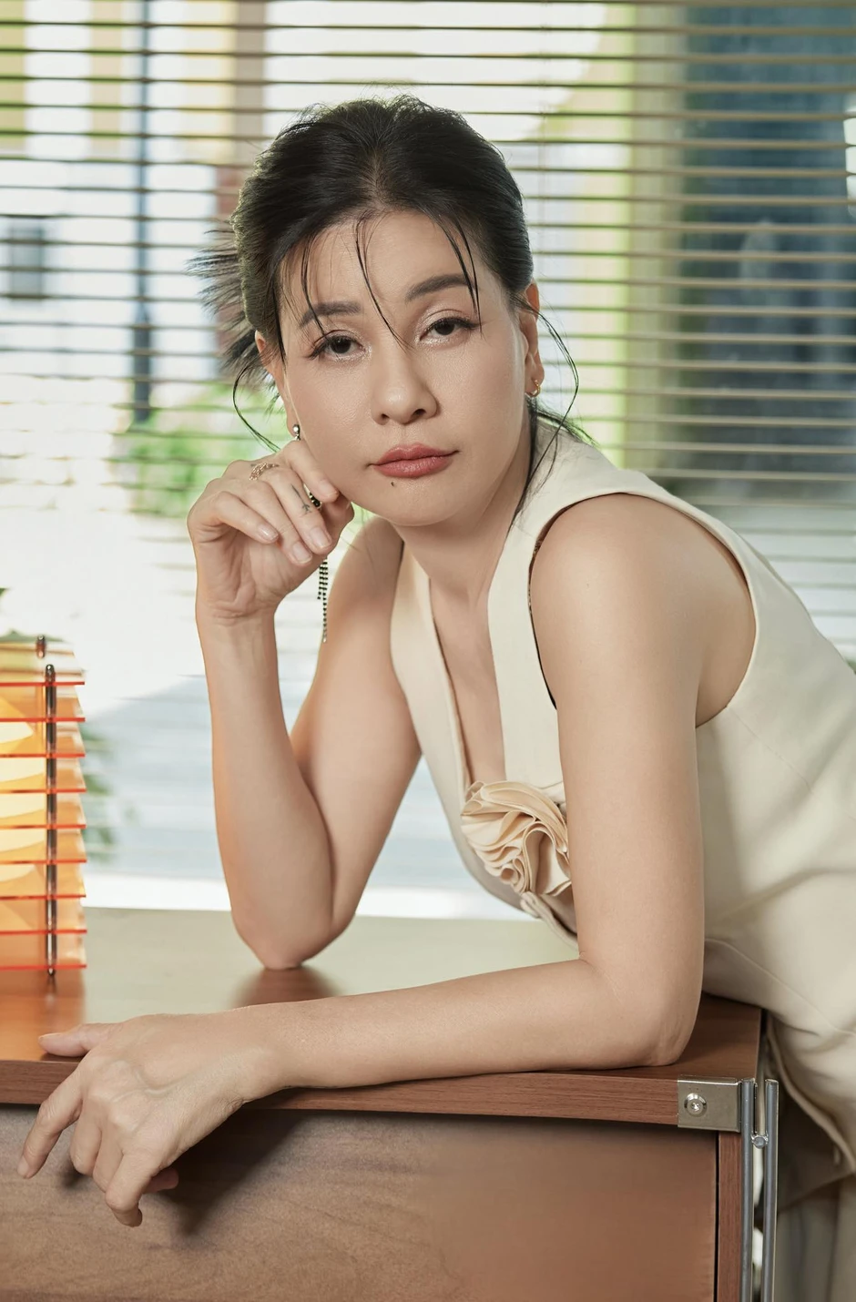 Quyền Linh và con gái vừa làm vườn vừa nhảy, Mai Phương Thuý được khen đáng yêu