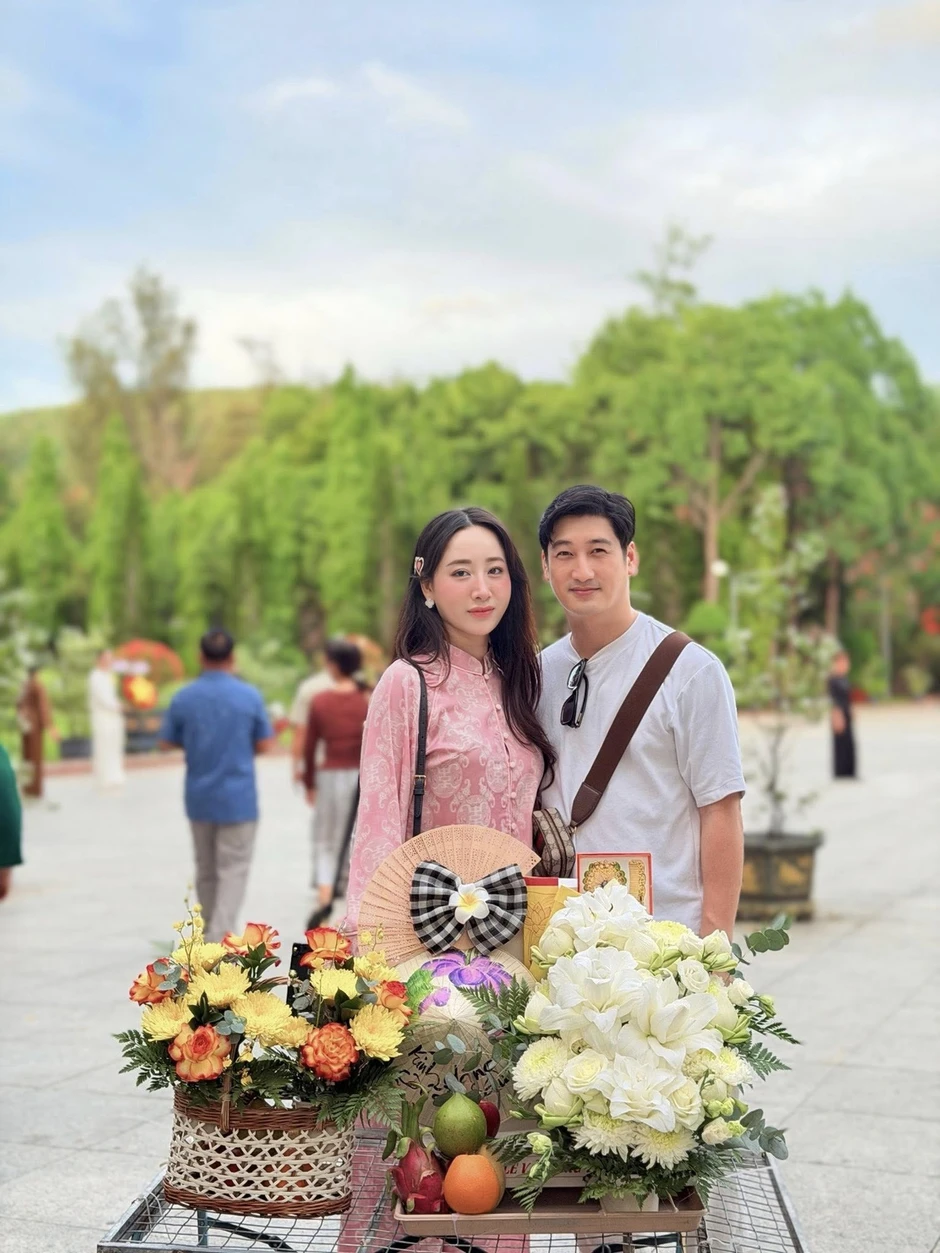 Quyền Linh và con gái vừa làm vườn vừa nhảy, Mai Phương Thuý được khen đáng yêu