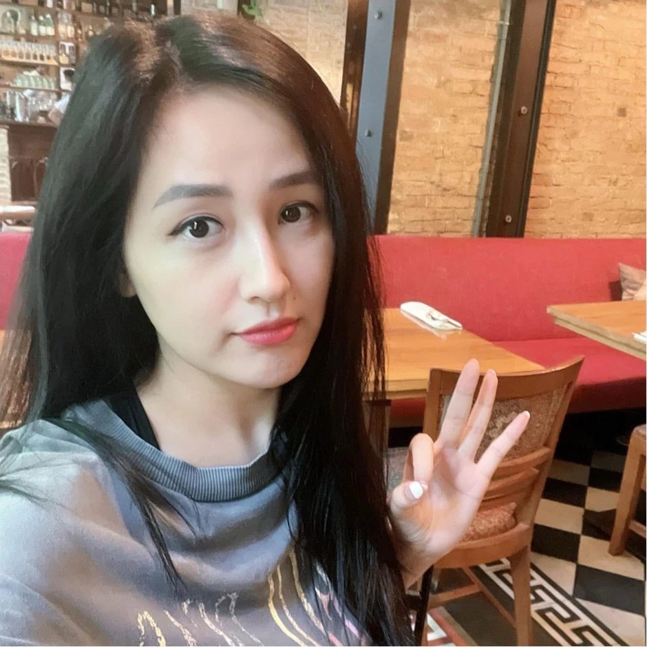 Quyền Linh và con gái vừa làm vườn vừa nhảy, Mai Phương Thuý được khen đáng yêu