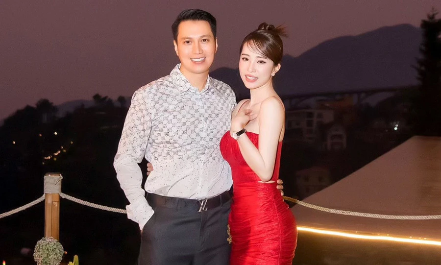 Quỳnh Nga thơm má Việt Anh ngay trên sóng, công khai sau 7 năm mập mờ? Quỳnh Nga thơm má Việt Anh ngay trên sóng, công khai sau 7 năm mập mờ?