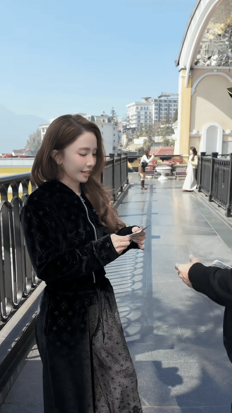 Quỳnh Nga thơm má Việt Anh ngay trên sóng, công khai sau 7 năm mập mờ? Quỳnh Nga thơm má Việt Anh ngay trên sóng, công khai sau 7 năm mập mờ?