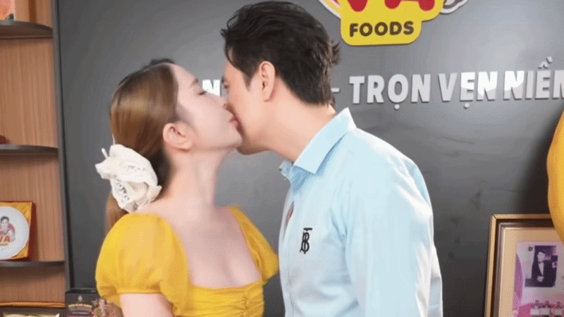 Quỳnh Nga - Việt Anh đã không còn giấu diếm Quỳnh Nga - Việt Anh đã không còn giấu diếm