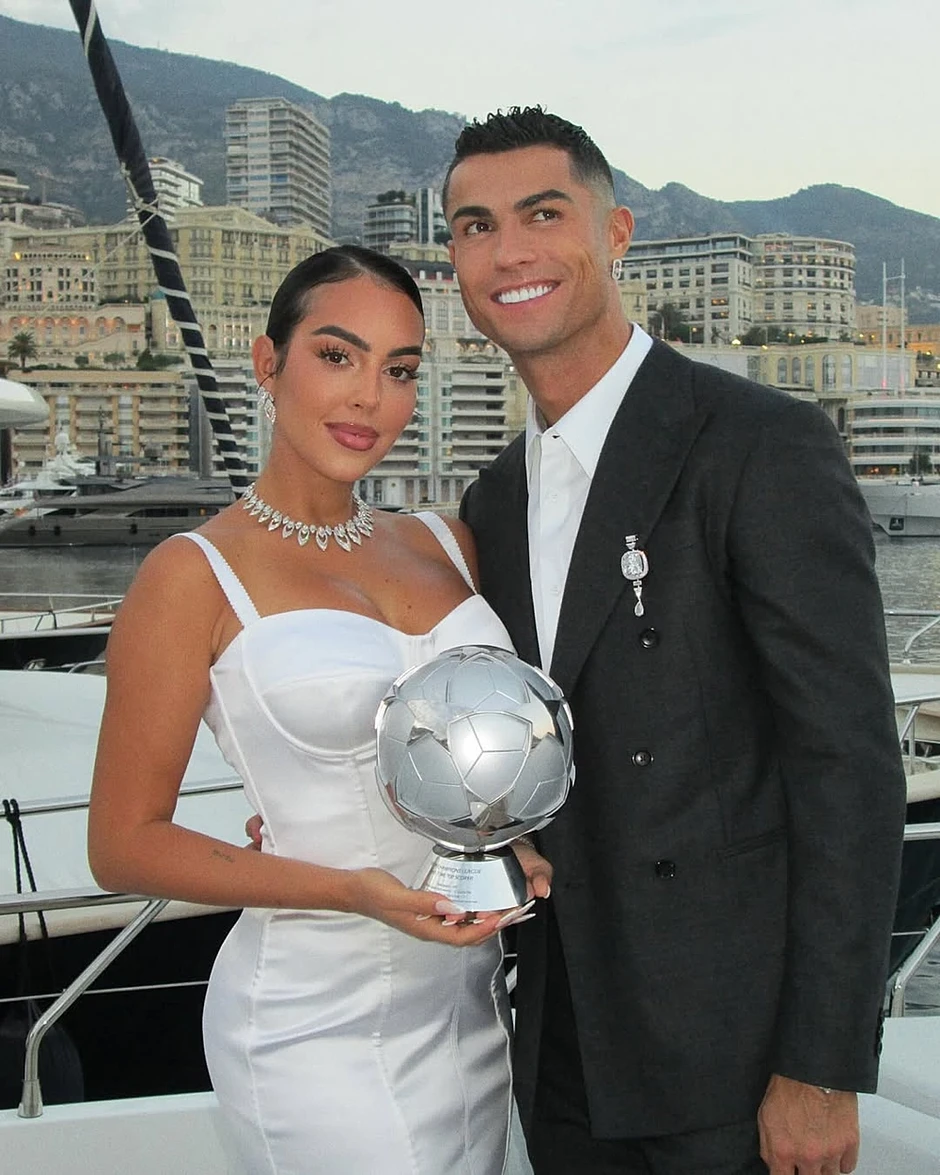 'Ronaldo và vợ người mẫu ký hợp đồng tiền hôn nhân' 'Ronaldo và vợ người mẫu ký hợp đồng tiền hôn nhân'