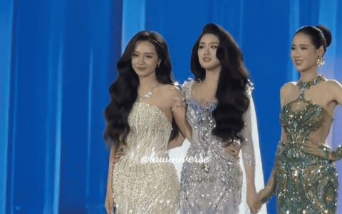 Sáng tỏ khoảnh khắc Á hậu né tay Hoa hậu Phương Oanh ngay trên sân khấu Sáng tỏ khoảnh khắc Á hậu né tay Hoa hậu Phương Oanh ngay trên sân khấu