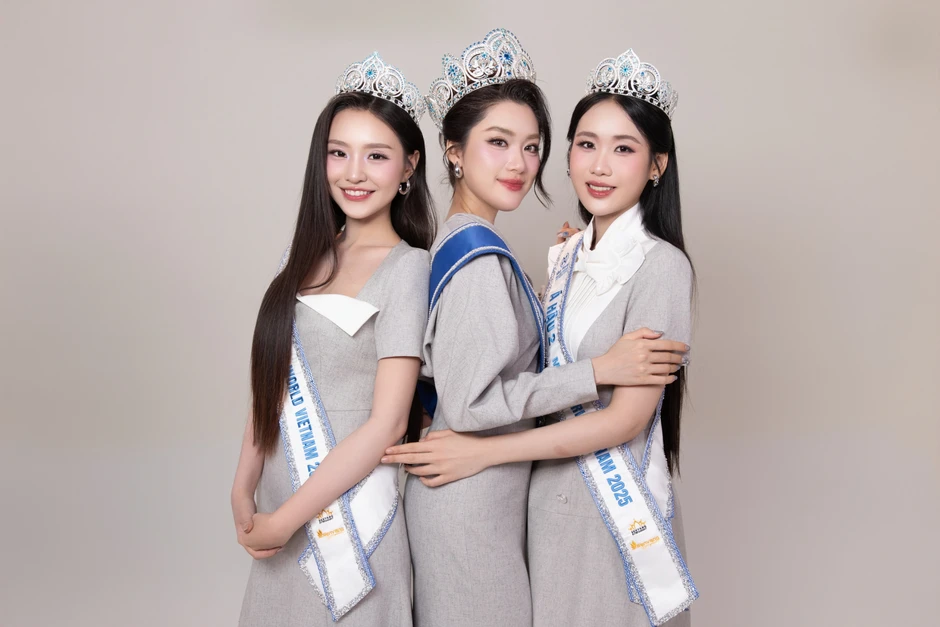 Sáng tỏ khoảnh khắc Á hậu né tay Hoa hậu Phương Oanh ngay trên sân khấu Sáng tỏ khoảnh khắc Á hậu né tay Hoa hậu Phương Oanh ngay trên sân khấu