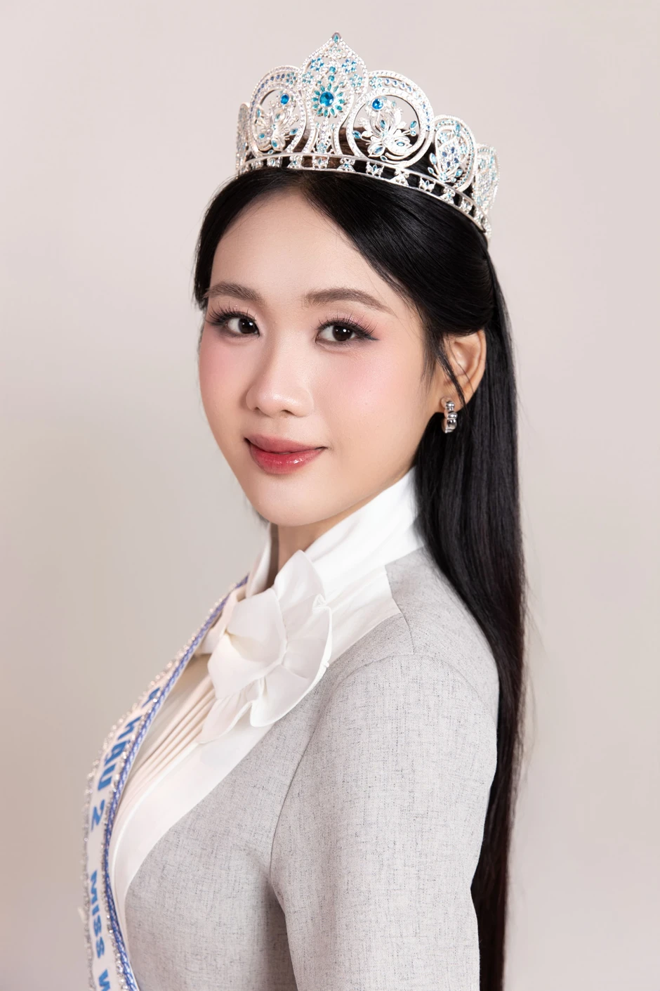Sáng tỏ khoảnh khắc Á hậu né tay Hoa hậu Phương Oanh ngay trên sân khấu Sáng tỏ khoảnh khắc Á hậu né tay Hoa hậu Phương Oanh ngay trên sân khấu