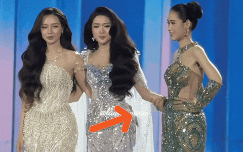 Sáng tỏ khoảnh khắc Á hậu né tay Hoa hậu Phương Oanh ngay trên sân khấu Sáng tỏ khoảnh khắc Á hậu né tay Hoa hậu Phương Oanh ngay trên sân khấu