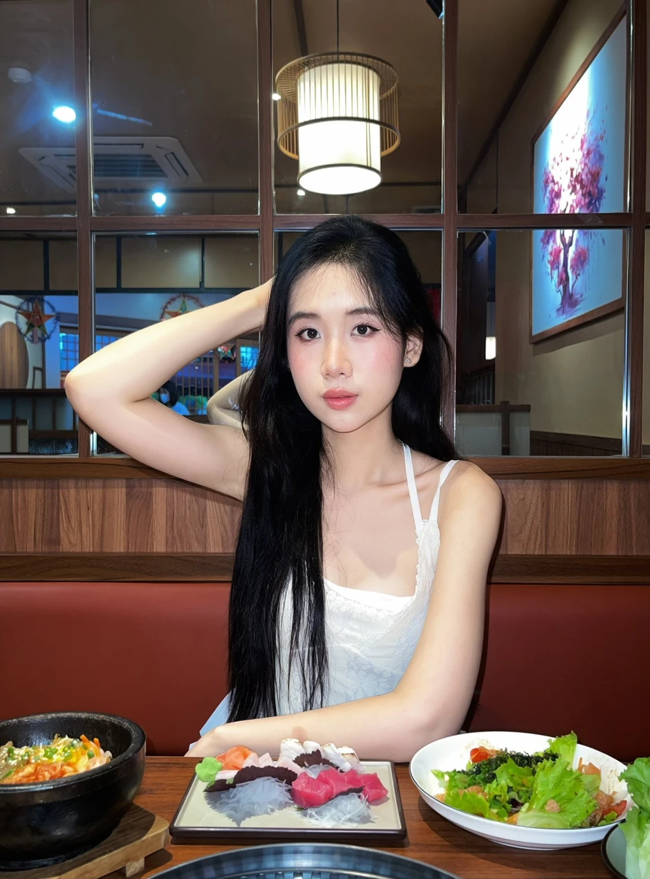 Sáng tỏ khoảnh khắc Á hậu né tay Hoa hậu Phương Oanh ngay trên sân khấu Sáng tỏ khoảnh khắc Á hậu né tay Hoa hậu Phương Oanh ngay trên sân khấu