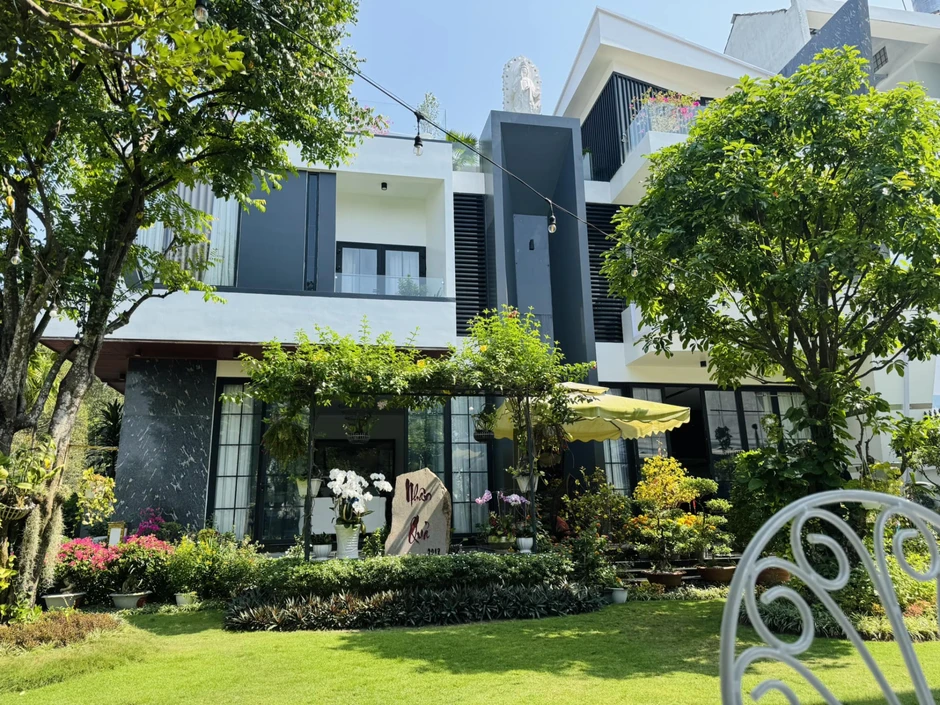 Sao nam giàu có nhất nhì Vbiz từng vướng tin đồn hẹn hò Lọ Lem: "MC Quyền Linh biết được sẽ không vui" Sao nam giàu có nhất nhì Vbiz từng vướng tin đồn hẹn hò Lọ Lem: "MC Quyền Linh biết được sẽ không vui"