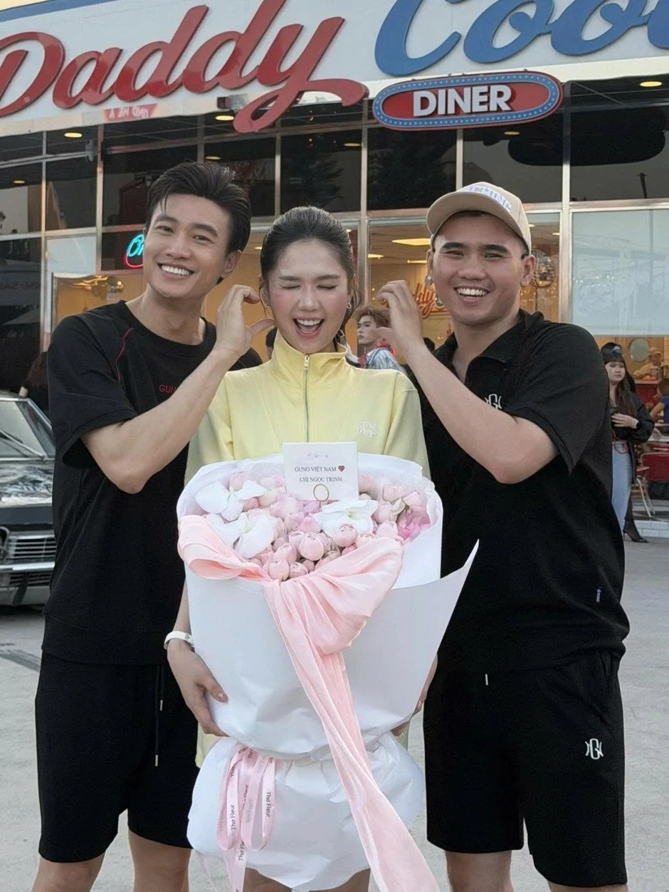 Sao Việt 18/4: Phương Oanh vào bếp làm bánh cùng hai con song sinh Sao Việt 18/4: Phương Oanh vào bếp làm bánh cùng hai con song sinh