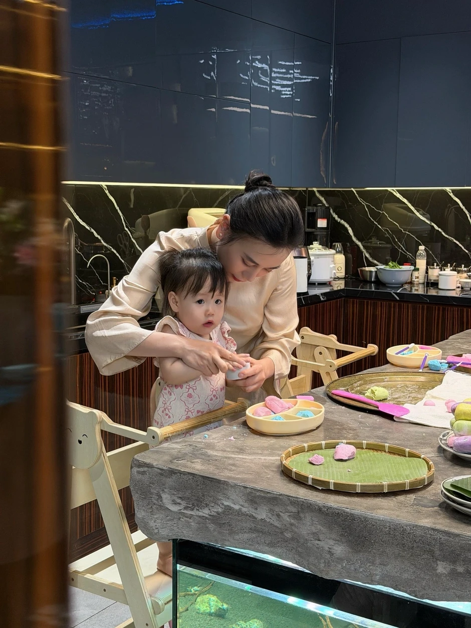 Sao Việt 18/4: Phương Oanh vào bếp làm bánh cùng hai con song sinh Sao Việt 18/4: Phương Oanh vào bếp làm bánh cùng hai con song sinh