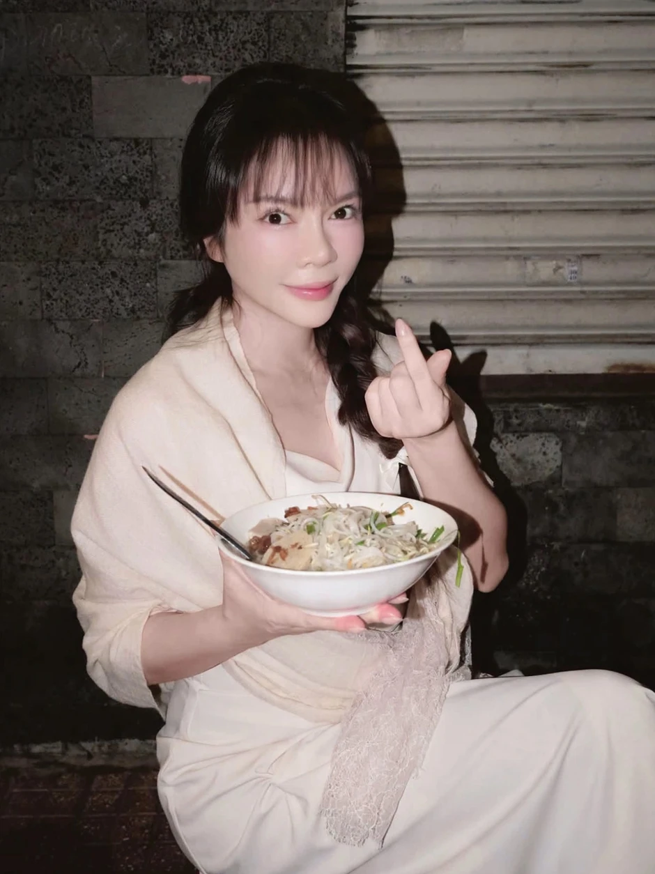 Sao Việt 18-8: Quỳnh Lương bị chỉ trích vì văng tục trên livestream Sao Việt 18-8: Quỳnh Lương bị chỉ trích vì văng tục trên livestream