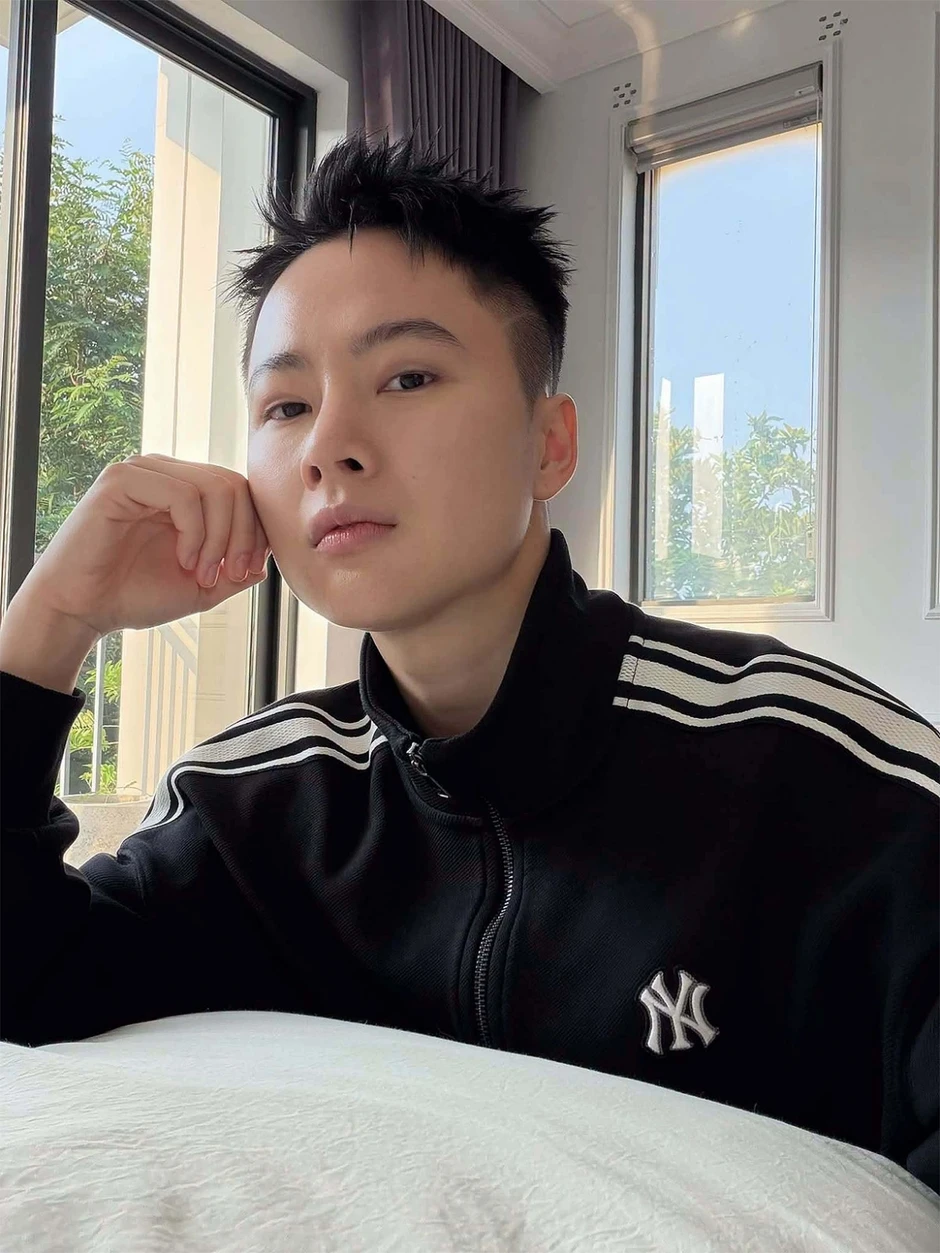 Sao Việt 18-8: Quỳnh Lương bị chỉ trích vì văng tục trên livestream Sao Việt 18-8: Quỳnh Lương bị chỉ trích vì văng tục trên livestream