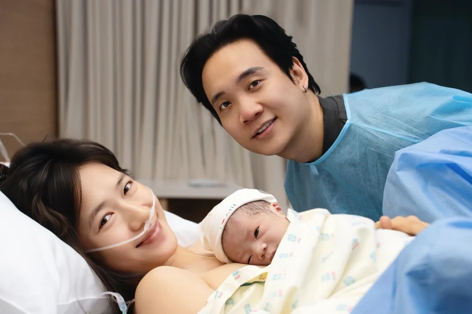 Sao Việt 25/3: Đoàn Văn Hậu “gây bão like” với ảnh lên tuyển cùng Đình Trọng