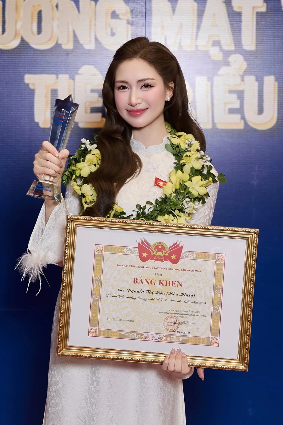 Sao Việt 27/3: Hòa Minzy lọt top 10 Gương mặt trẻ Việt Nam tiêu biểu 2025 Sao Việt 27/3: Hòa Minzy lọt top 10 Gương mặt trẻ Việt Nam tiêu biểu 2025