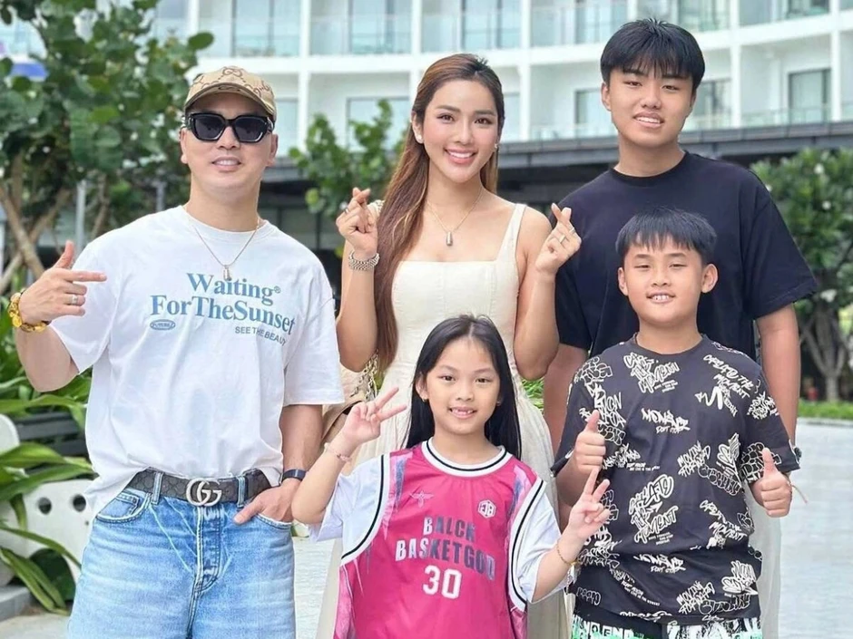 Sao Việt 31-7: Con gái Quyền Linh xinh đẹp trong tiệc sinh nhật 18 tuổi