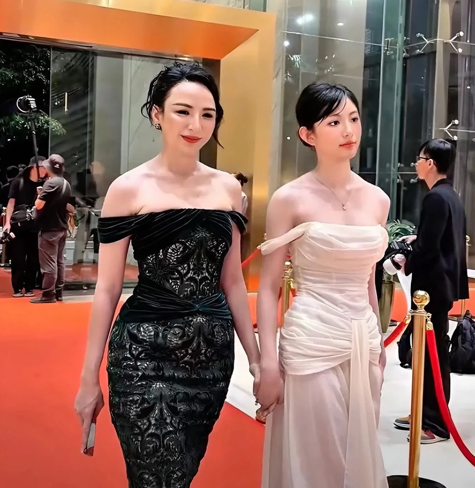 Sao Việt 5-8: Ca sĩ Phương Diễm Huyền bị khởi tố vì vấn đề bản quyền