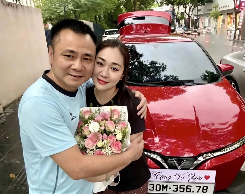 Sao Việt 8-8: NSND Tự Long mua xế hộp mới tặng bà xã Sao Việt 8-8: NSND Tự Long mua xế hộp mới tặng bà xã