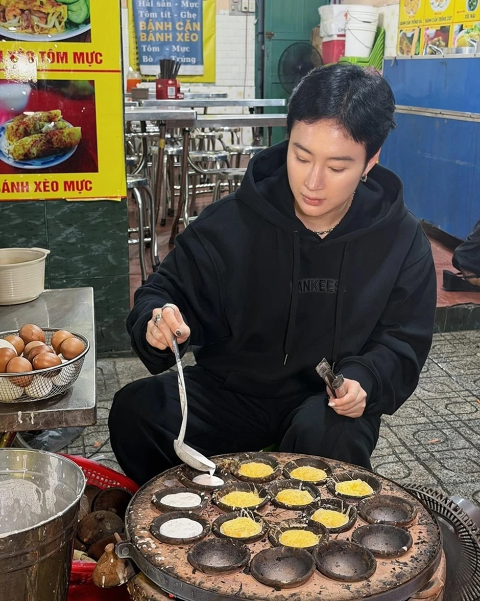 Sao Việt 9/3: Thủ môn Bùi Tiến Dũng cởi trần lộ body 6 múi “tắm tuyết” ở -6 độ C Sao Việt 9/3: Thủ môn Bùi Tiến Dũng cởi trần lộ body 6 múi “tắm tuyết” ở -6 độ C