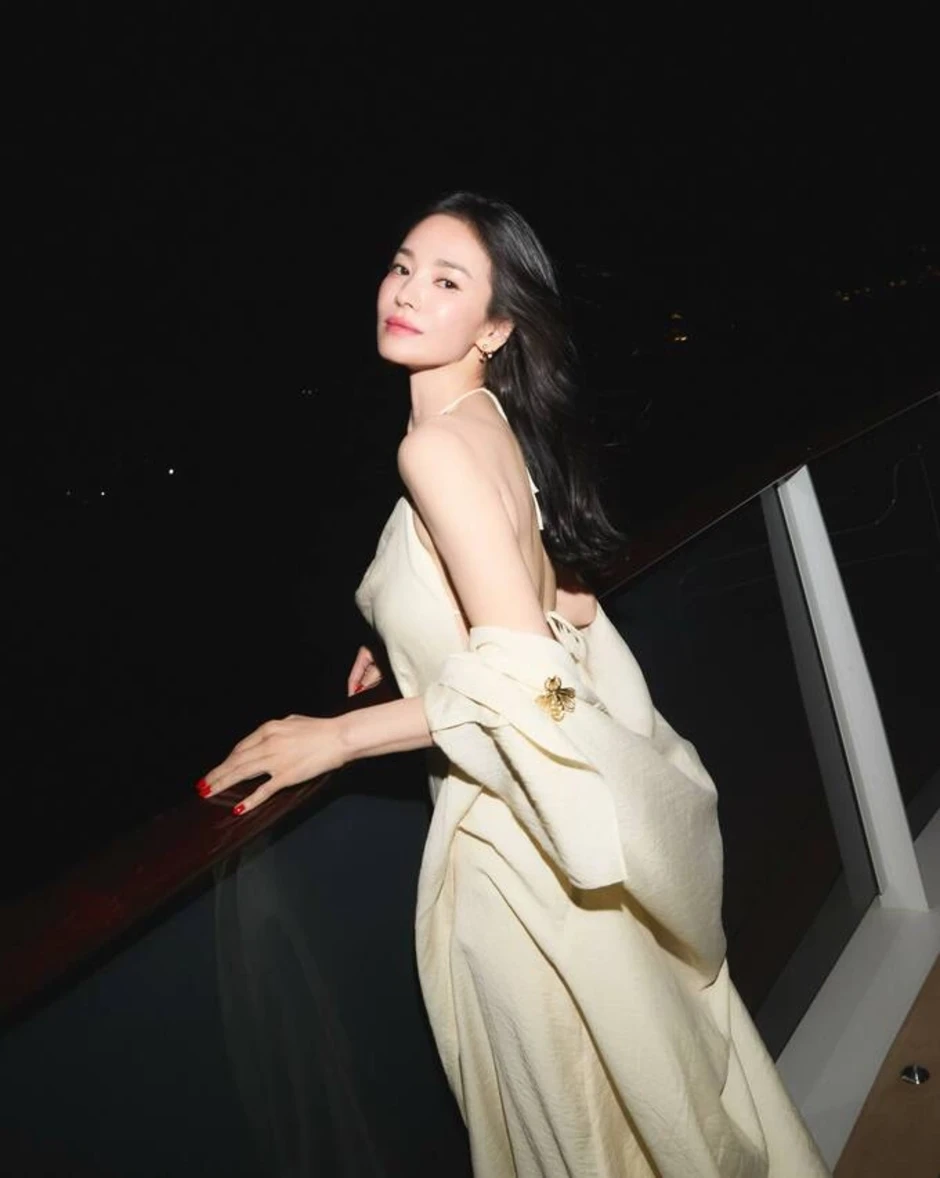 Song Hye Kyo gây sốt khi khoe lưng trần Song Hye Kyo gây sốt khi khoe lưng trần