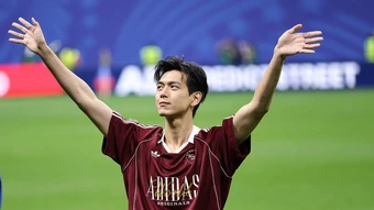 Tài tử Lý Hiện gây sốt trên sân bóng World Cup - Báo TinVina
