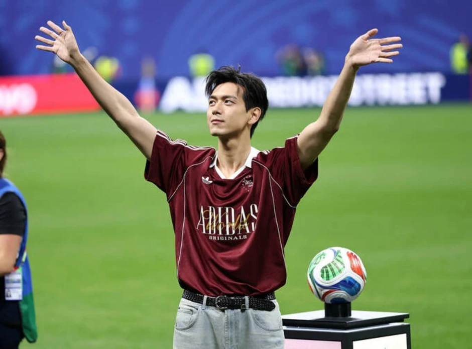 Tài tử Lý Hiện gây sốt trên sân bóng World Cup - Báo TinVina Tài tử Lý Hiện gây sốt trên sân bóng World Cup - Báo TinVina
