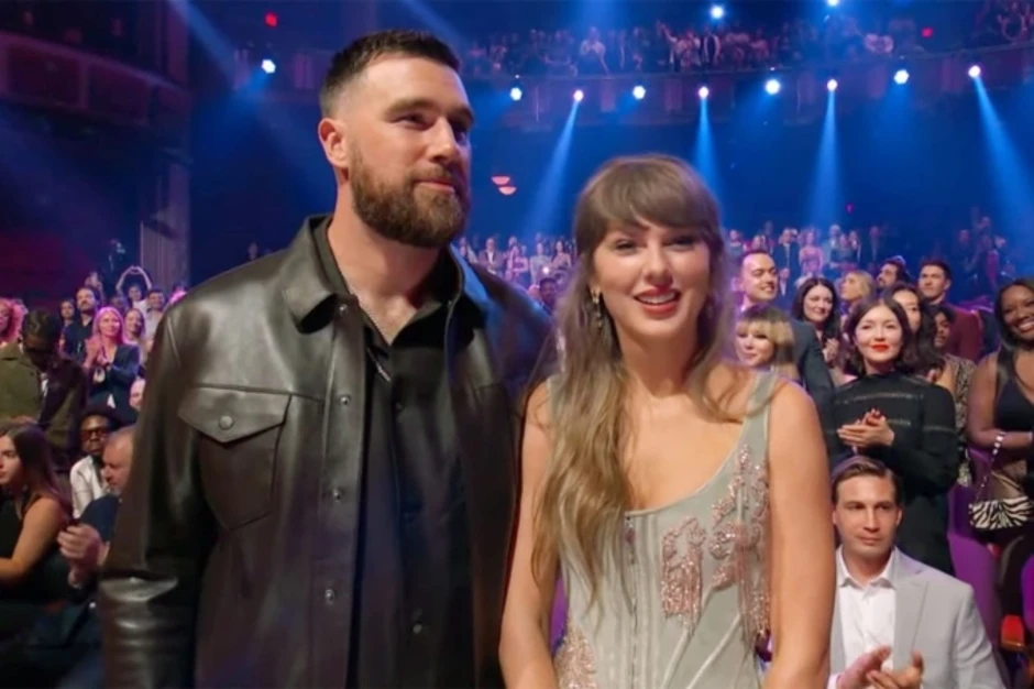 Taylor Swift lần đầu sánh đôi vị hôn phu tại lễ trao giải âm nhạc Taylor Swift lần đầu sánh đôi vị hôn phu tại lễ trao giải âm nhạc