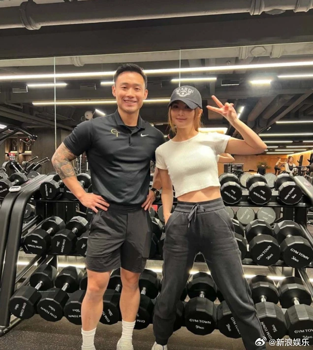 Thái Trác Nghiên công bố cưới "hồng hài nhi" kém 10 tuổi Thái Trác Nghiên công bố cưới "hồng hài nhi" kém 10 tuổi