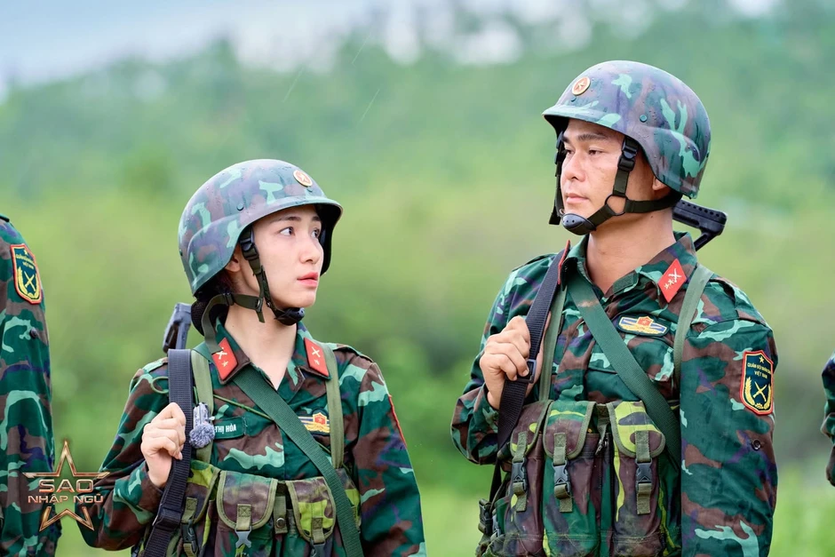 Thì ra không có máy quay, Hoà Minzy và chồng Đại uý đối xử với nhau như thế này Thì ra không có máy quay, Hoà Minzy và chồng Đại uý đối xử với nhau như thế này