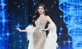 Thí sinh Miss Grand Thái Lan gặp sự cố rơi răng giả