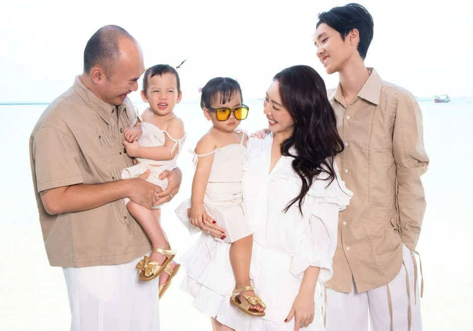 Thu Trang bật khóc, được chồng Tiến Luật bất ngờ trao nụ hôn lãng mạn Thu Trang bật khóc, được chồng Tiến Luật bất ngờ trao nụ hôn lãng mạn