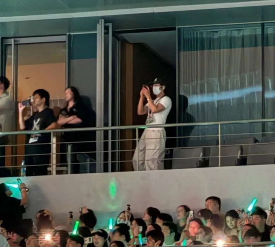 Tỉnh Bách Nhiên xem concert của Lý Vinh Hạo, bị bạn thân 'vạch trần' chuyện tình cảm Tỉnh Bách Nhiên xem concert của Lý Vinh Hạo, bị bạn thân 'vạch trần' chuyện tình cảm
