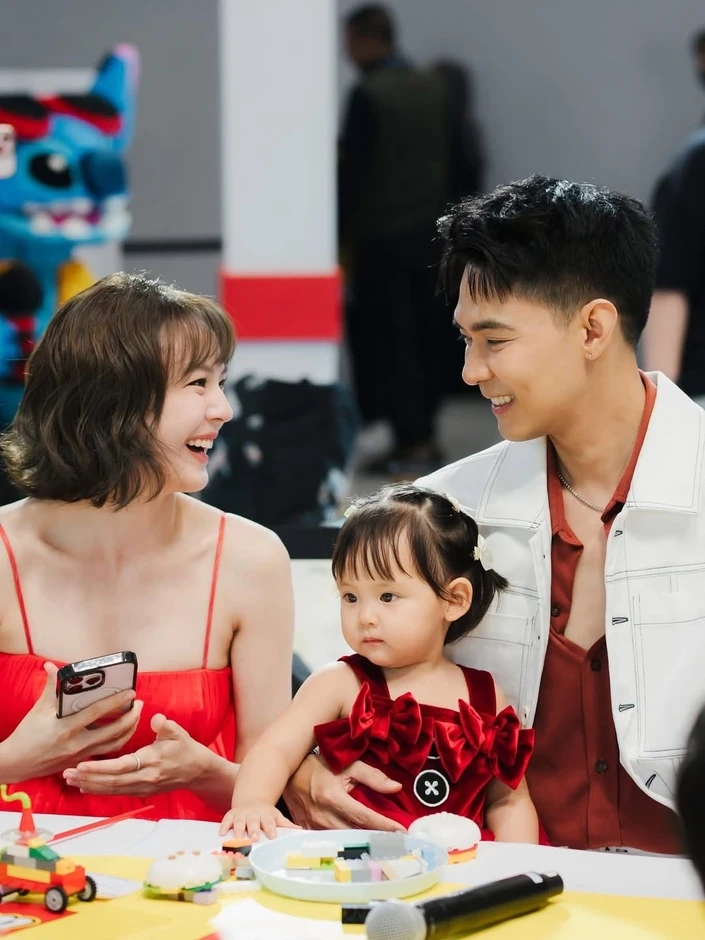 Tổ ấm rộn tiếng cười của 'ti&ecirc;n đồng ngọc nữ' Th&aacute;i Lan