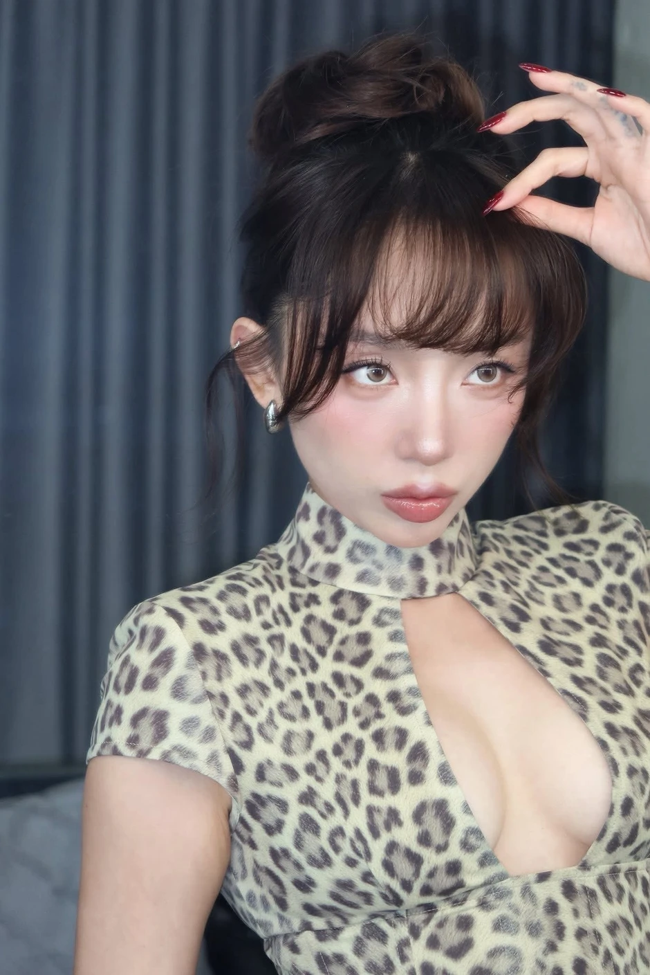 Tóc Tiên lên đồ hở bạo khoe dáng, bị soi vẫn khư khư 1 thứ chung với Touliver