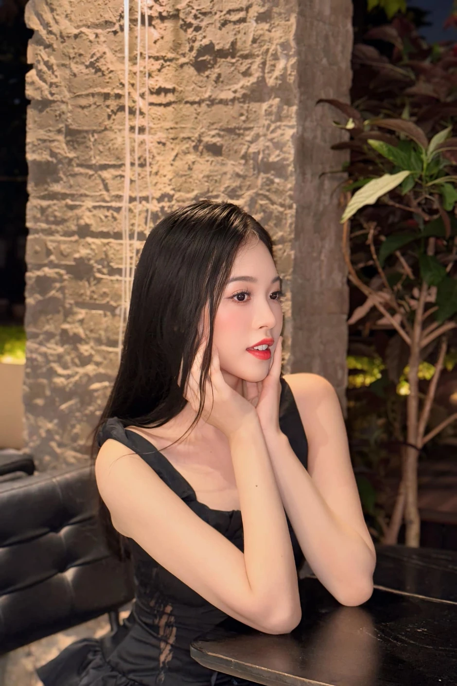 Trịnh Thùy Linh: thủ khoa Đại học Kinh tế Quốc dân, 4 năm sau đăng quang "biến mất" bí ẩn Trịnh Thùy Linh: thủ khoa Đại học Kinh tế Quốc dân, 4 năm sau đăng quang "biến mất" bí ẩn