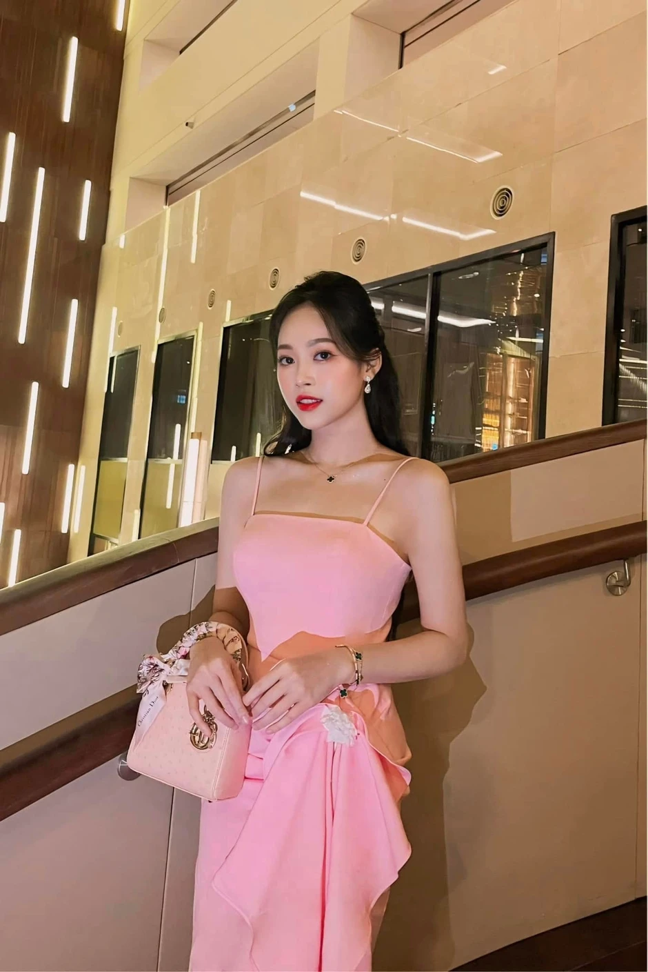 Trịnh Thùy Linh: thủ khoa Đại học Kinh tế Quốc dân, 4 năm sau đăng quang "biến mất" bí ẩn Trịnh Thùy Linh: thủ khoa Đại học Kinh tế Quốc dân, 4 năm sau đăng quang "biến mất" bí ẩn