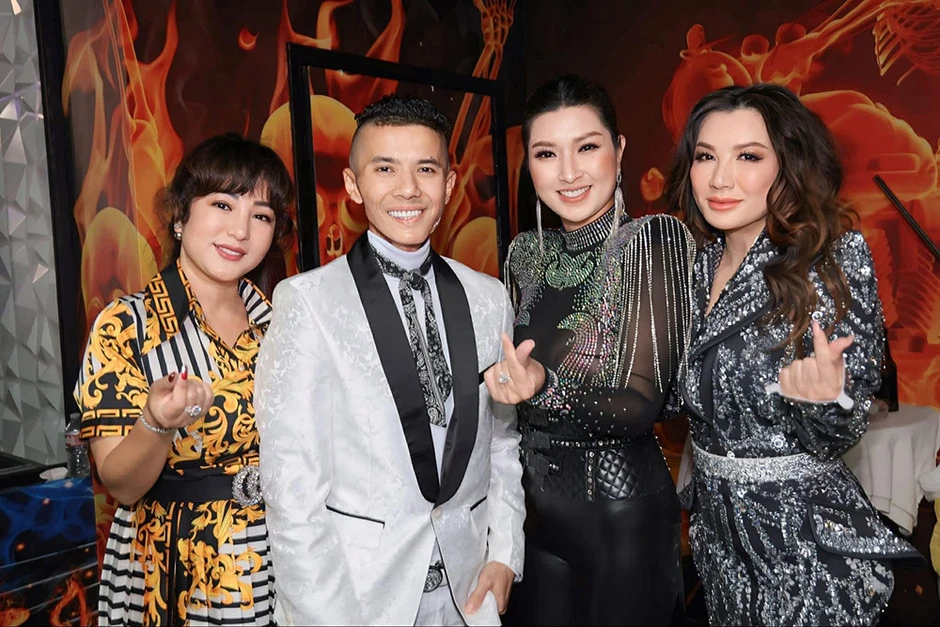 Tùng Dương, Thúy Nga, Thanh Thảo xúc động tiễn biệt Kasim Hoàng Vũ Tùng Dương, Thúy Nga, Thanh Thảo xúc động tiễn biệt Kasim Hoàng Vũ