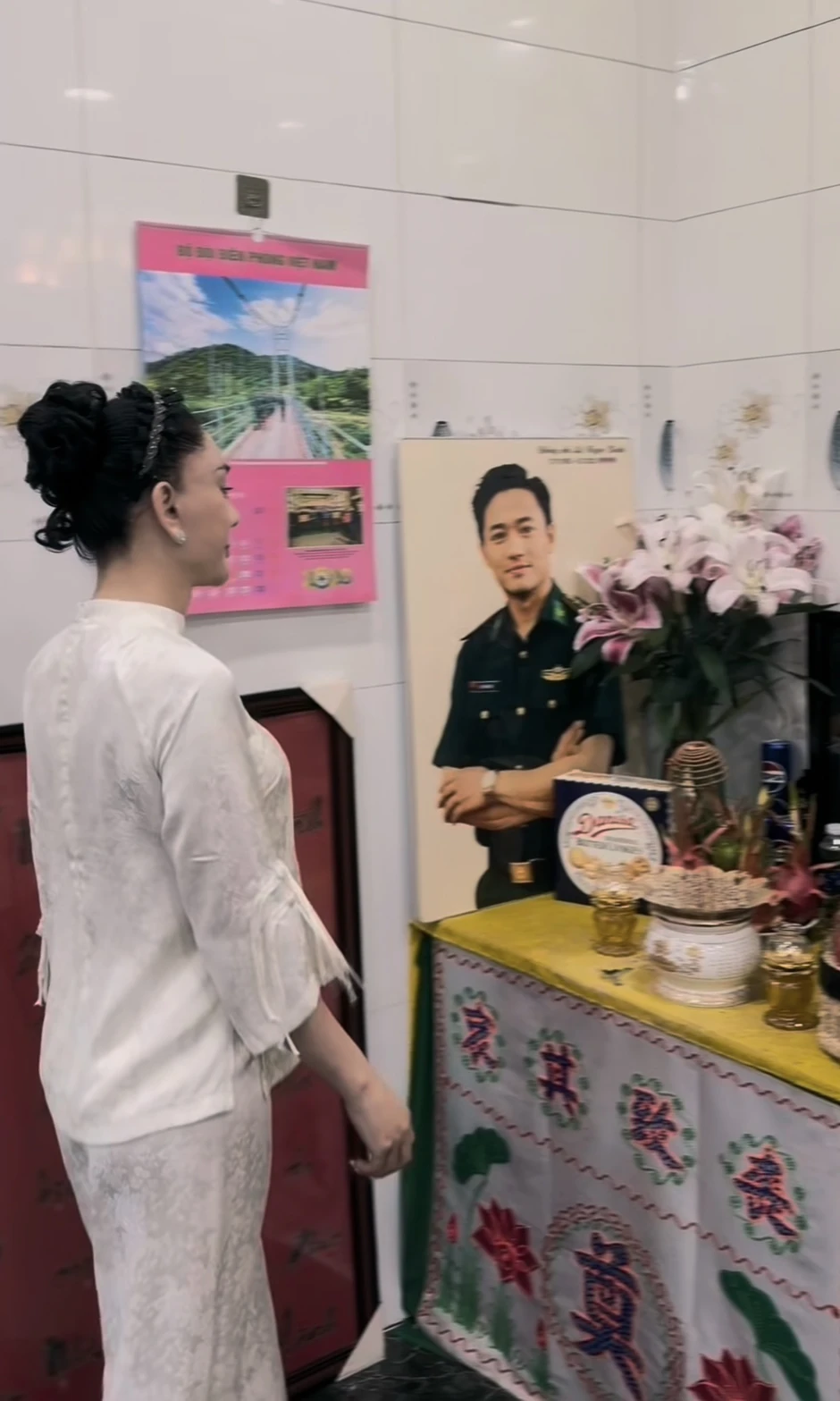 Vì sao Lâm Khánh Chi và vợ cố nghệ sĩ Quý Bình căng thẳng? Vì sao Lâm Khánh Chi và vợ cố nghệ sĩ Quý Bình căng thẳng?