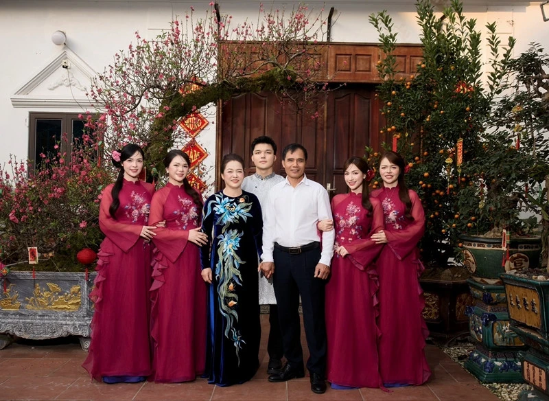 Việt Hoa ăn hỏi đậm chất Bắc Bộ, em trai Hòa Minzy xin lùi thời hạn lấy vợ Việt Hoa ăn hỏi đậm chất Bắc Bộ, em trai Hòa Minzy xin lùi thời hạn lấy vợ